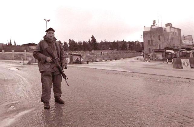 Soldat dans le no man's land à Hébron